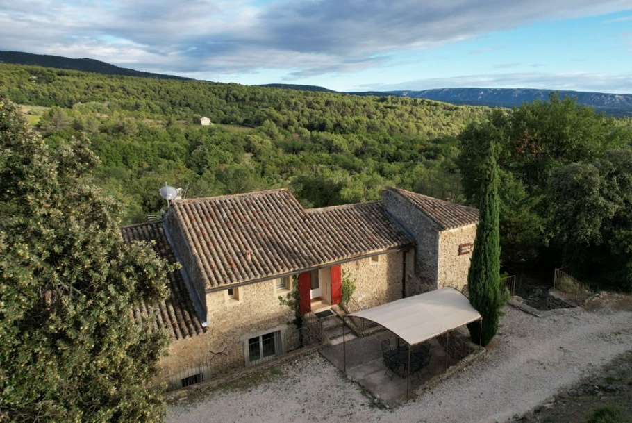 Mas provençal du gîte Lou Recati à L’Isle-sur-la-Sorgue avec vue sur le Luberon