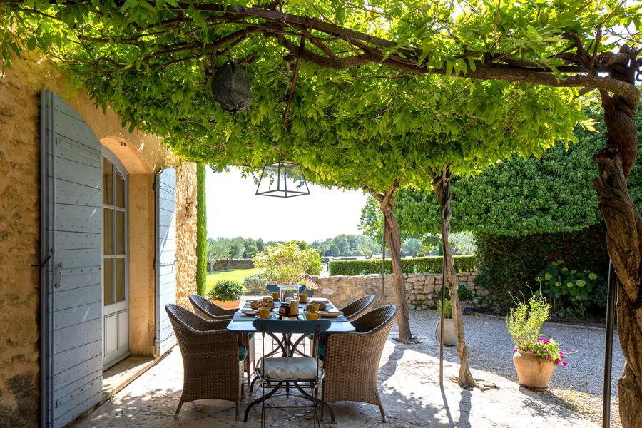 Terrasse ombragée du Mas Petit Collongue à Lourmarin Terrasse ombragée sous une pergola végétale au Mas Petit Collongue à Lourmarin
