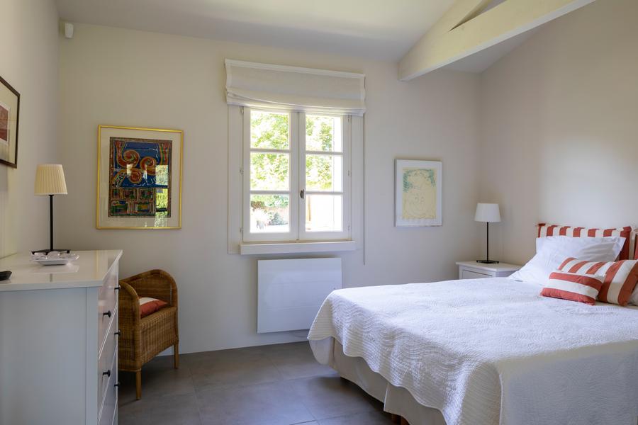 Chambre de la dépendance du Mas Petit Collongue à Lourmarin Chambre confortable dans la dépendance du Mas Petit Collongue avec lit double et vue sur le jardin