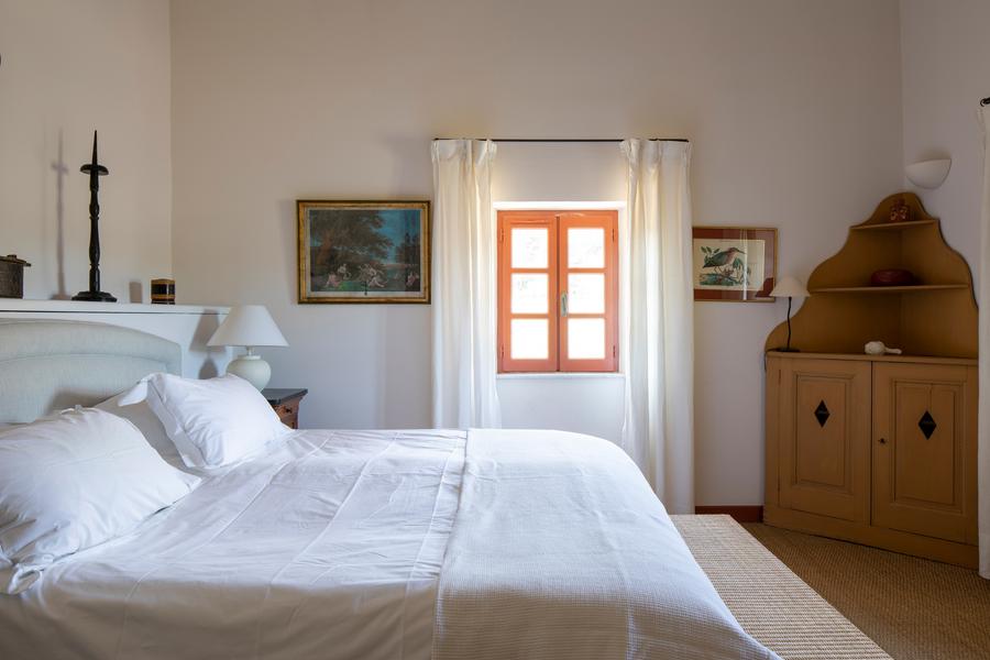 Chambre du Mas Petit Collongue à Lourmarin Chambre lumineuse du Mas Petit Collongue avec lit double et décoration provençale
