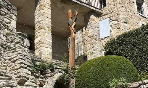 Sculpture à partir d'une souche d'arbre