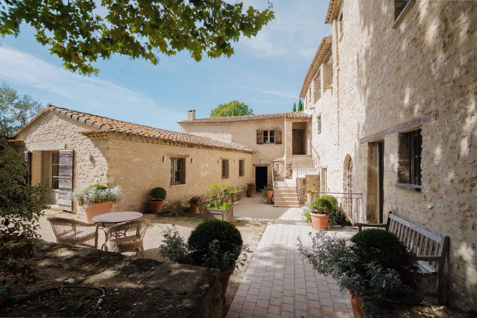 Cour intérieure en pierre de la Bastide des Vallats dans le Luberon