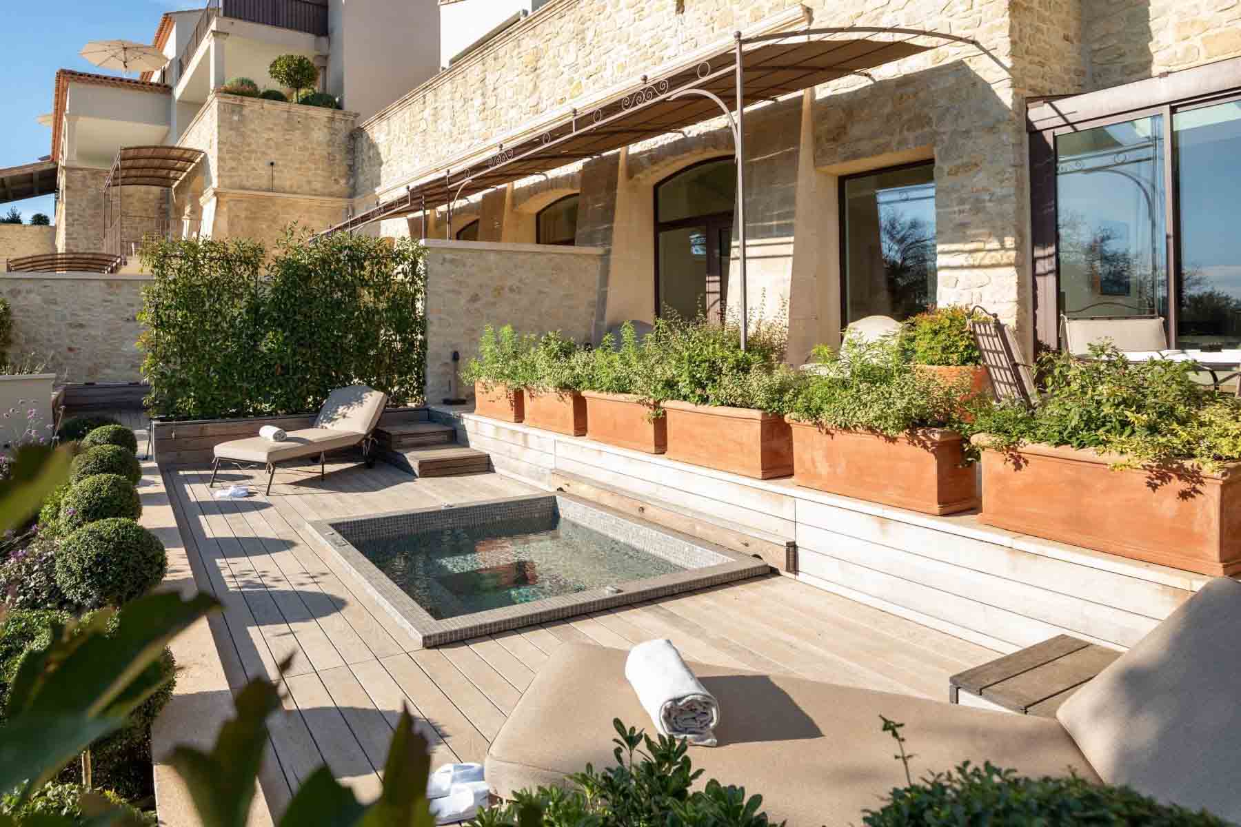 Terrasse paysagée d'une suite Luberon avec bain à remous extérieur