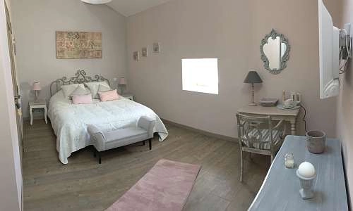 Suite-fil-de-soie-chambre-parentale-1-La-Bastide-des-Songes-Chambres-d-hotes-Luberon-Vaucluse-Robion-Gordes-Cavaillon-1.jpg