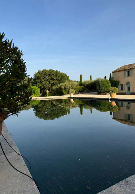 Bassin et jardin du Château Val Joanis dans le Luberon