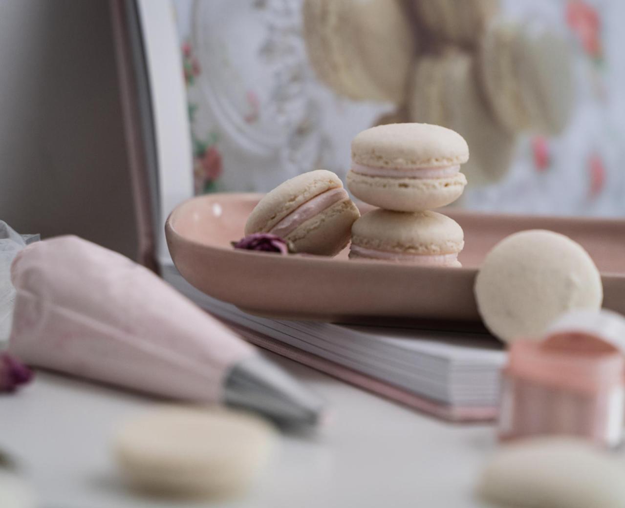 Macarons artisanaux présentés lors d’un atelier pâtisserie sucrée au Festival Confit !