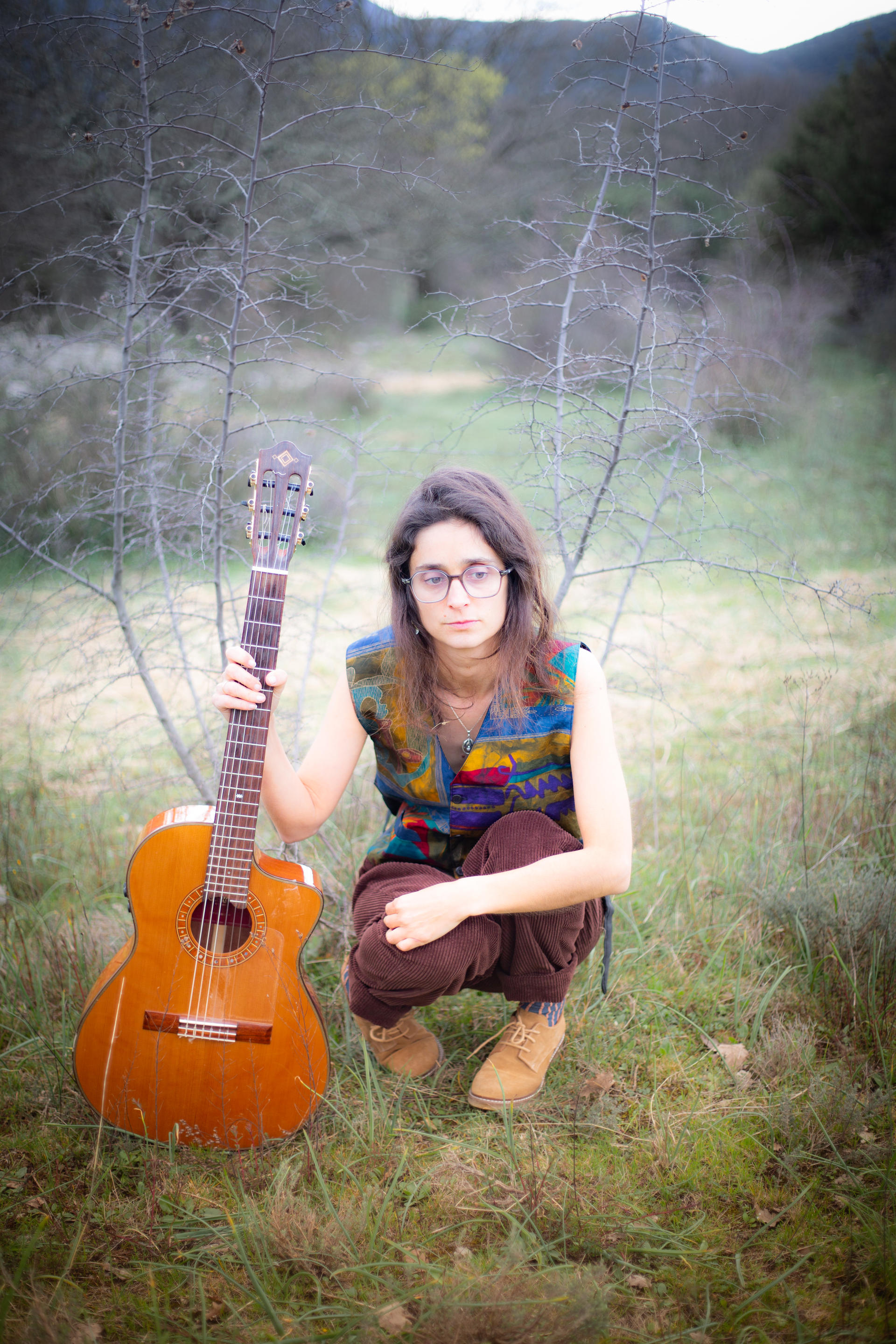 Juliette A. Høyrup avec sa guitare lors d’un concert pop folk intimiste en extérieur
