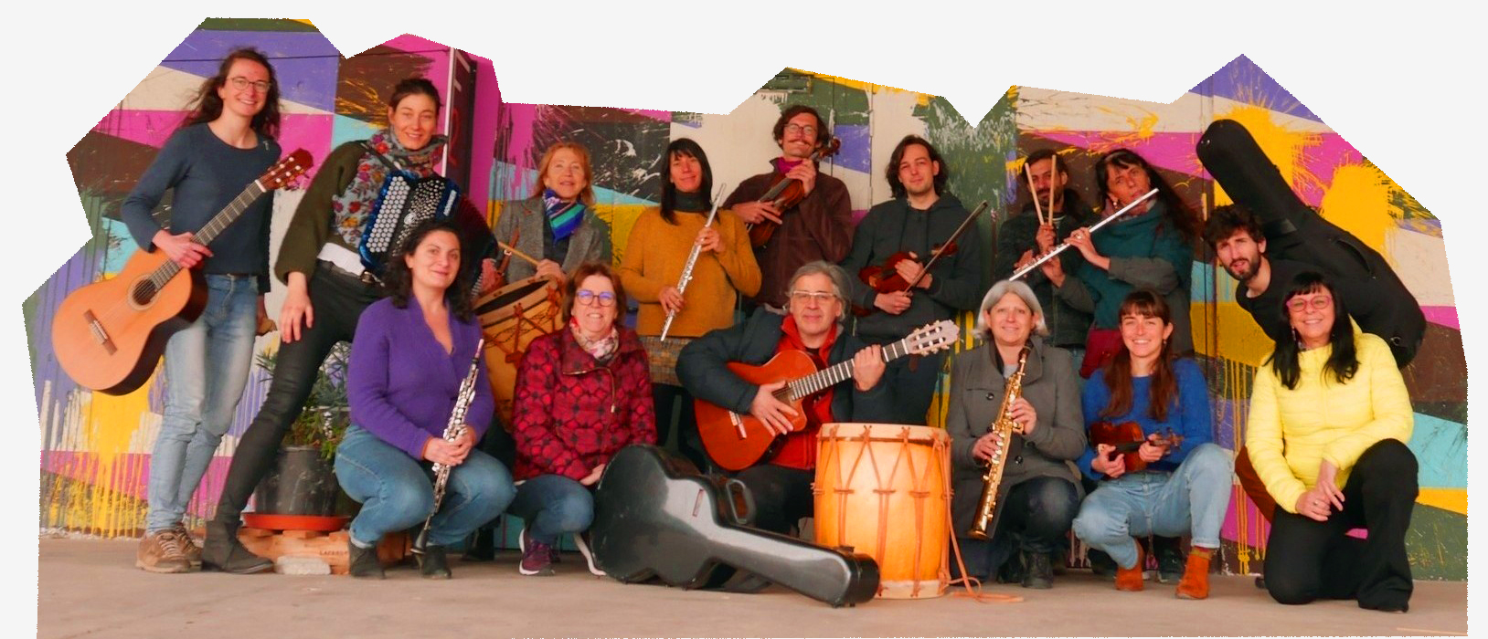 Orchestre Criolla La Loca jouant de la musique argentine en groupe avec instruments traditionnels