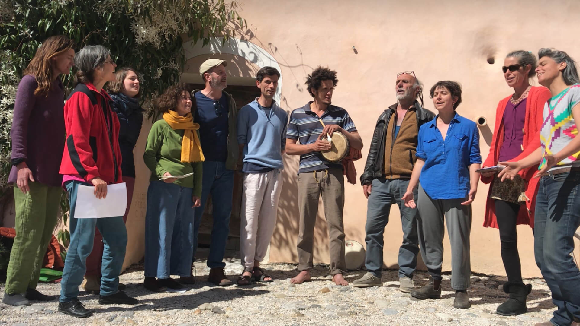 Groupe vocal Lei Ounglo Negro interprétant des chants polyphoniques en extérieur