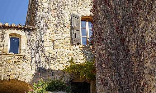 Vaugines-façade-pierre.jpg
