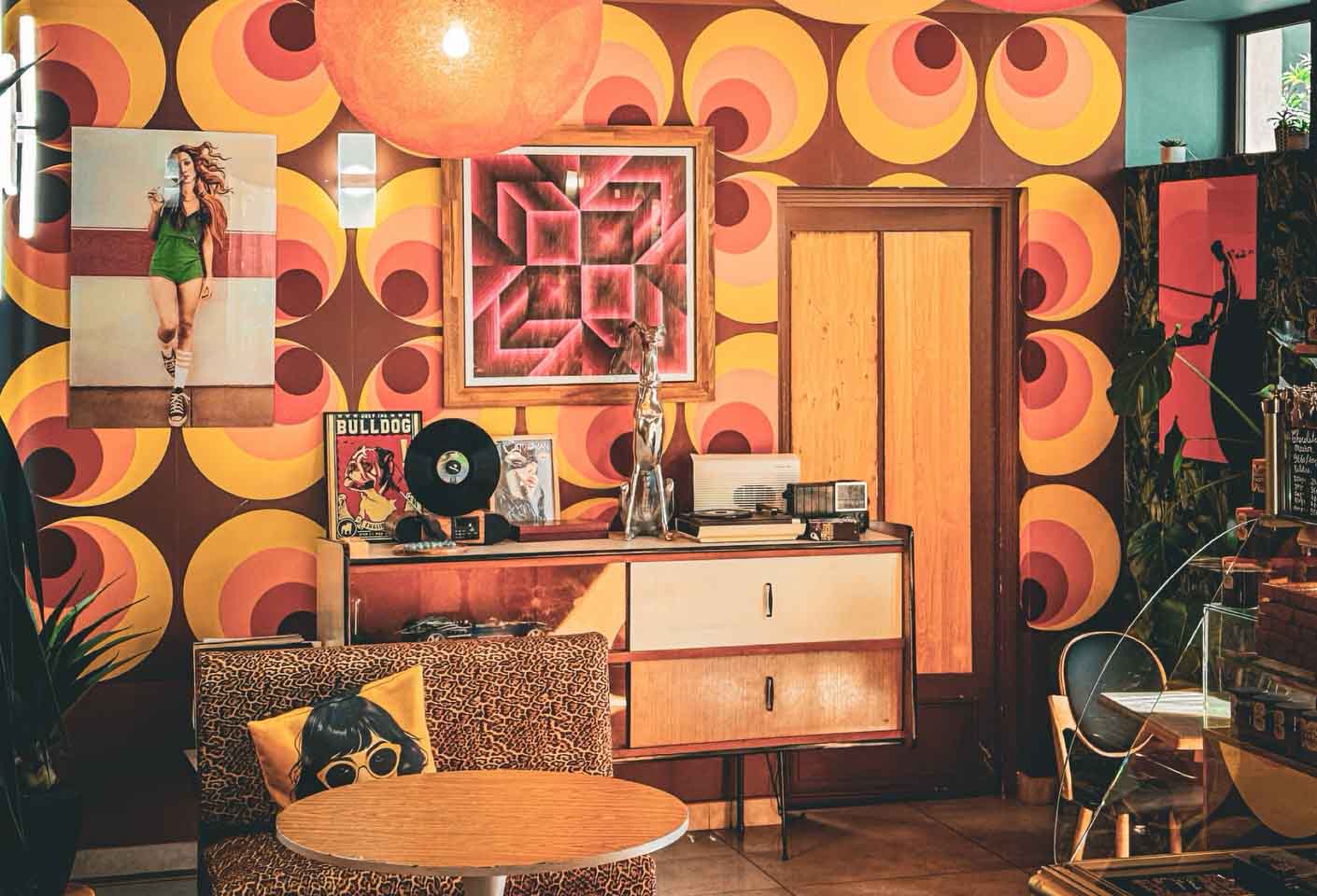 Décoration rétro et chaleureuse du salon de thé de la Maison Jarry à Cavaillon