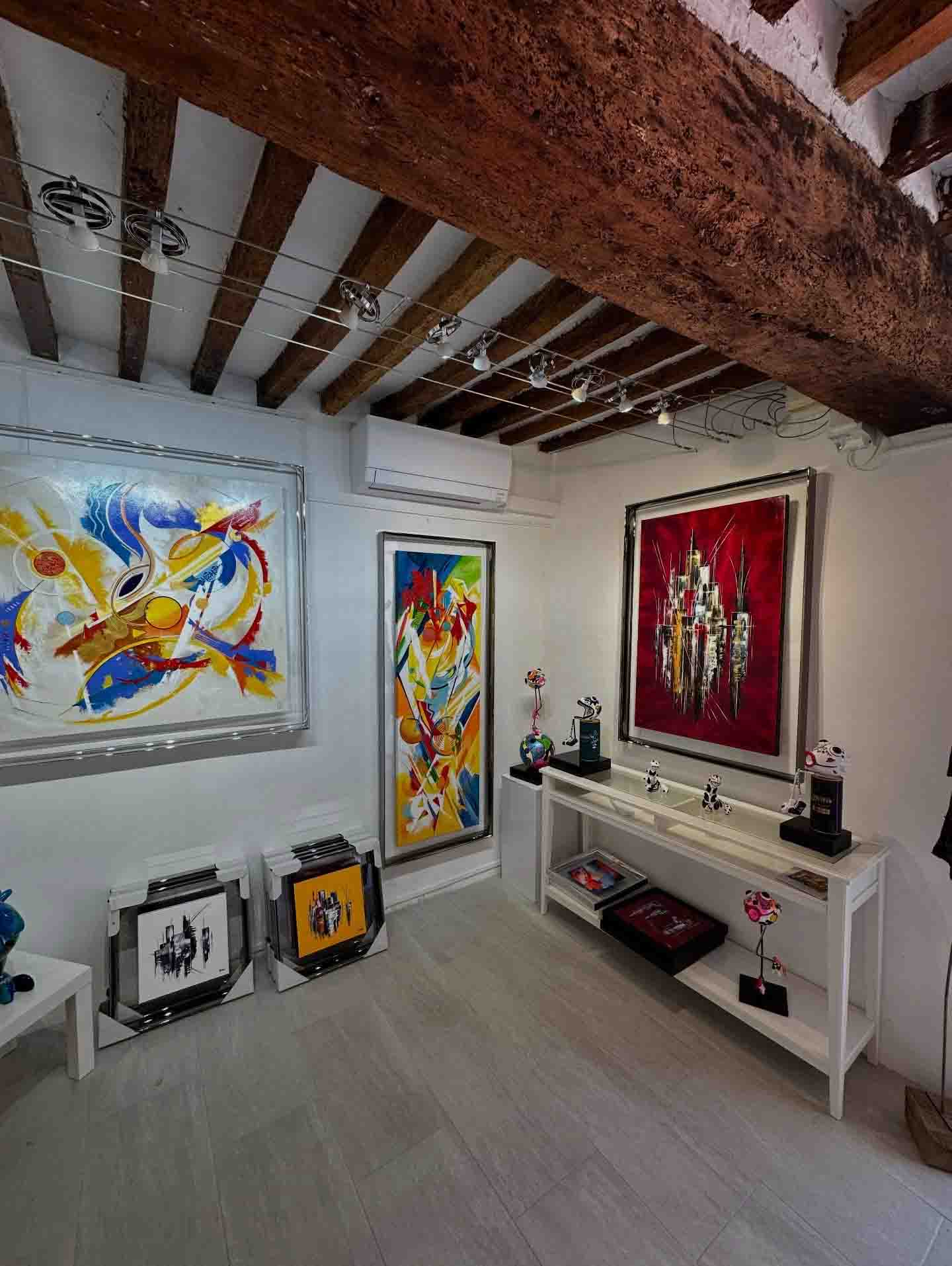 Intérieur de la Galerie Catherine Dumas Perrot à Lourmarin présentant des toiles abstraites colorées et contemporaines