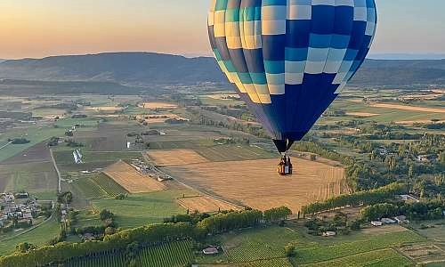 Vol en montgolfière au-dessus du Luberon au lever du soleil