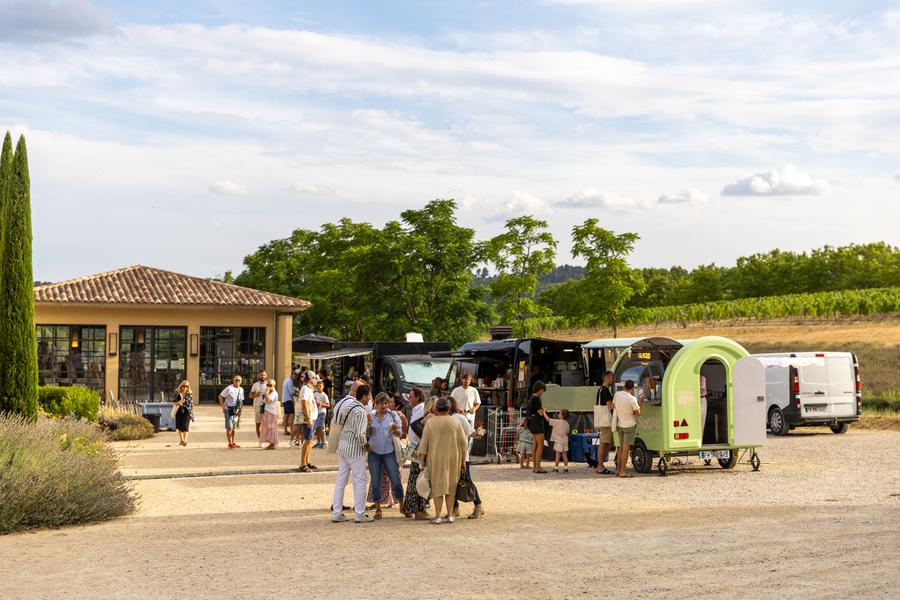 Foodtrucks et animations au Château de Sannes Foodtrucks et visiteurs dans le parc du Château de Sannes pendant le Festival Passions en Luberon