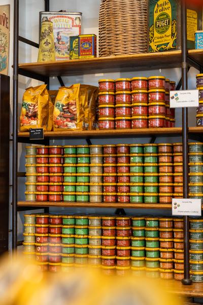 Étagères de spécialités provençales dans la boutique Les Délices du Luberon