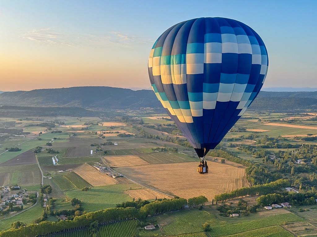 Paysages du Luberon vus depuis une montgolfière Paysages du Luberon vus depuis une montgolfière
