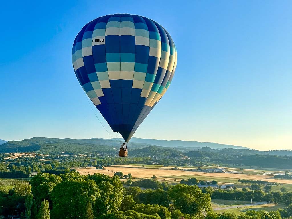 Vol en montgolfière dans le Luberon au lever du soleil Vol en montgolfière dans le Luberon au lever du soleil