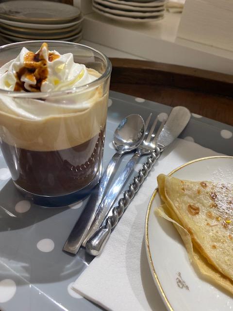 Crêpe sucrée et café gourmand servis à La Méridienne