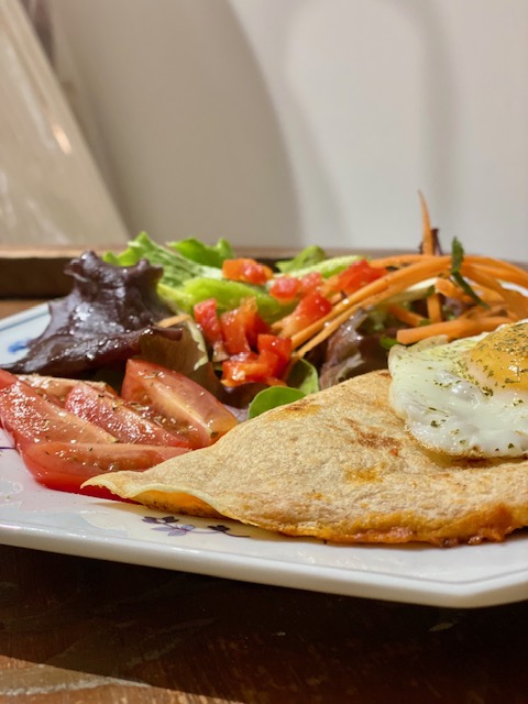 Crêpe salée maison et salade servies à La Méridienne