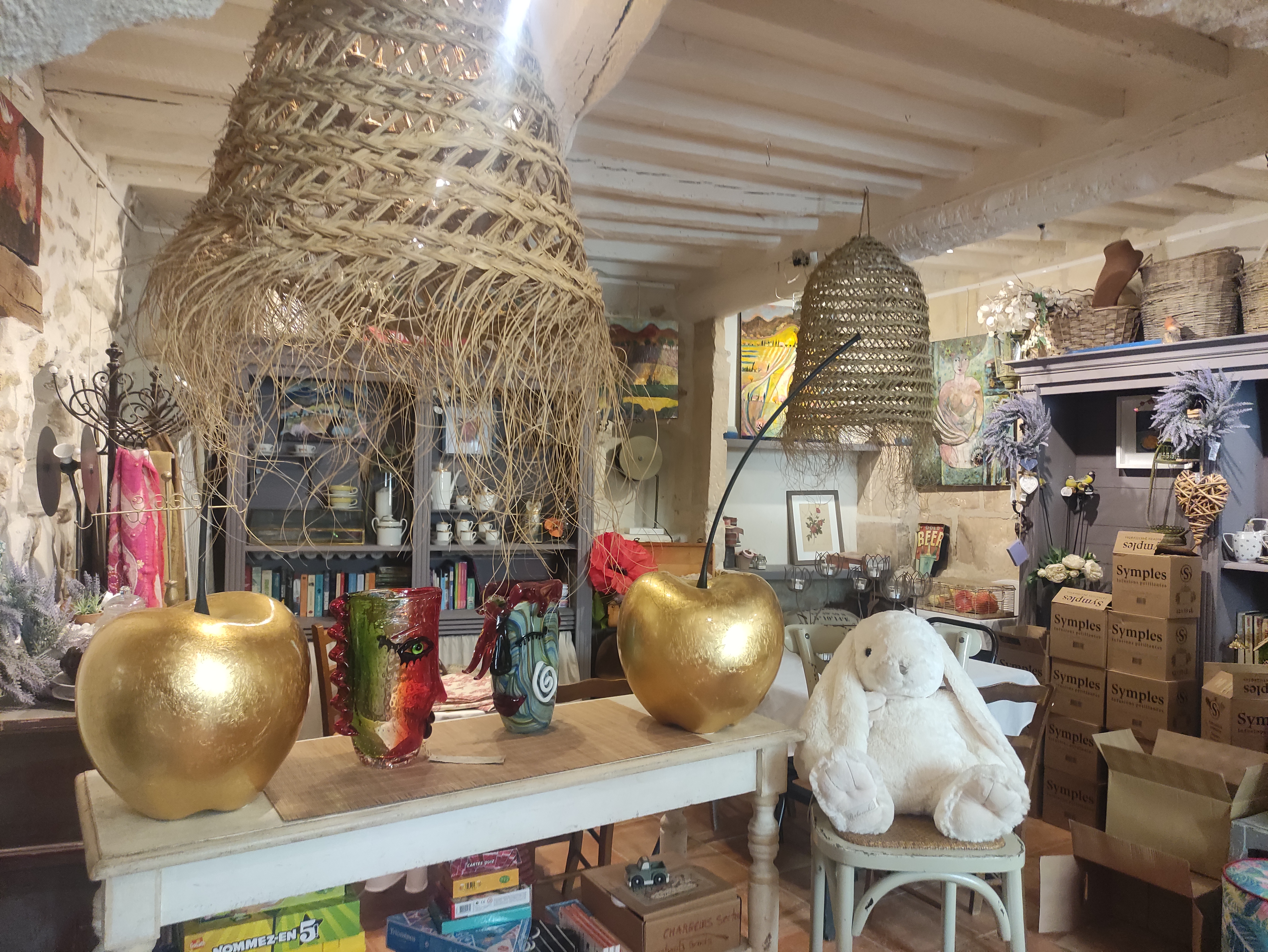 Ambiance intérieure de La Méridienne à Oppède-le-Vieux