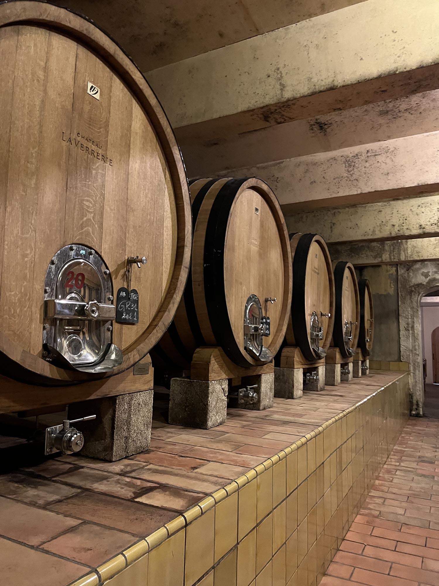 Dégustation de vins et accords gourmands lors d'une soirée Sunsets Vignerons au Château La Verrerie dans le Luberon