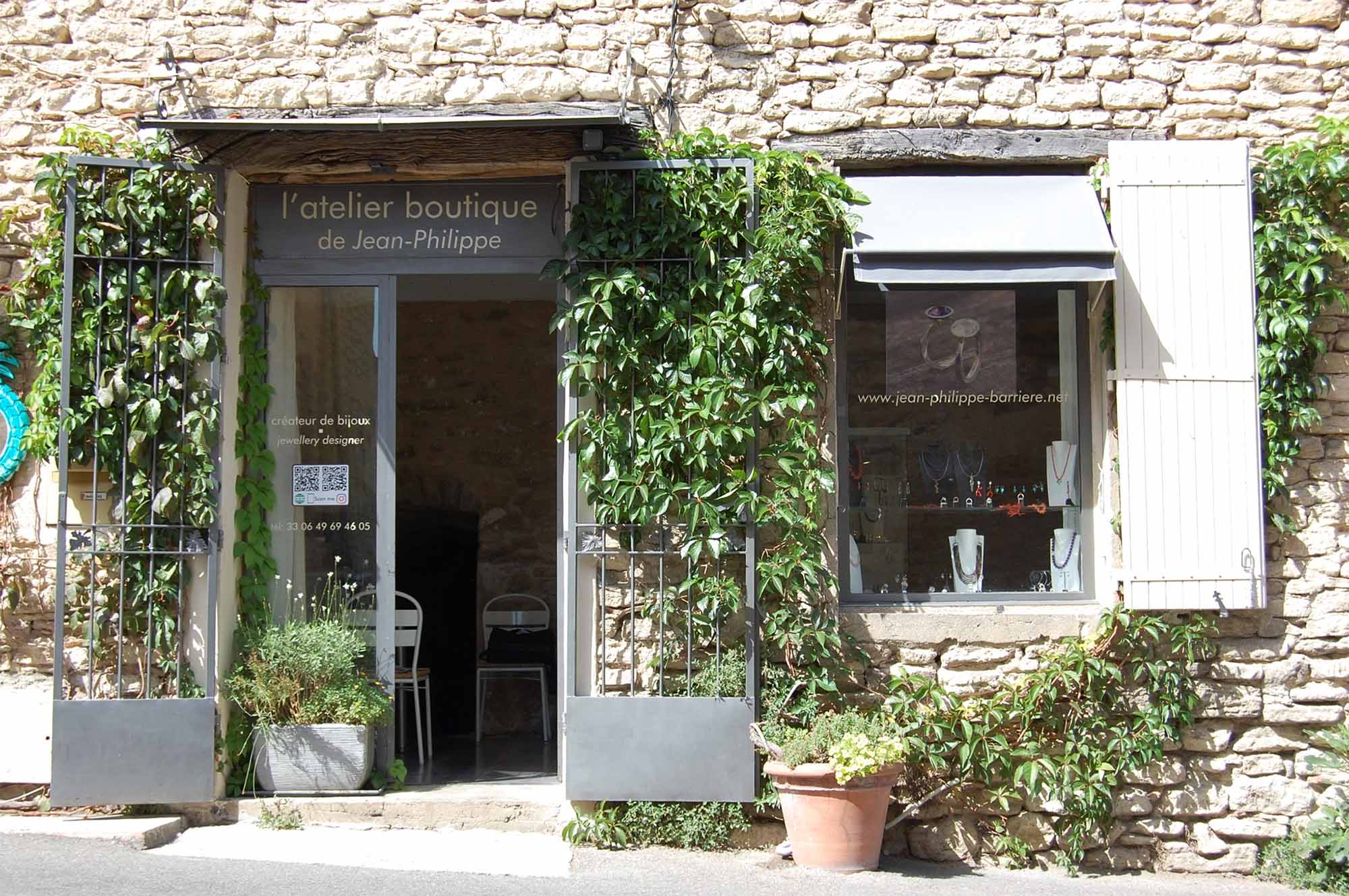 Façade de l’atelier-boutique Jean-Philippe Barrière dans le village de Gordes
