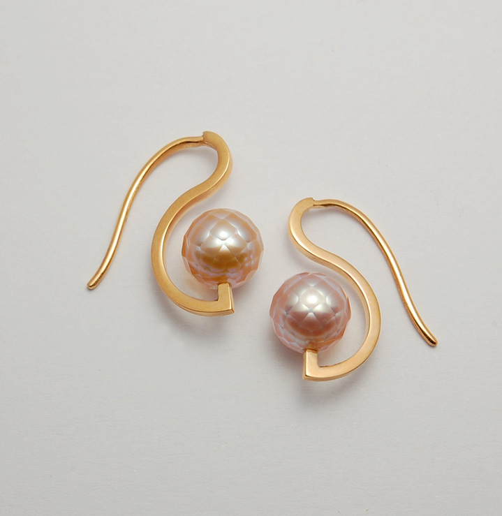 Boucles d’oreilles artisanales en or avec perles créées par Jean-Philippe Barrière