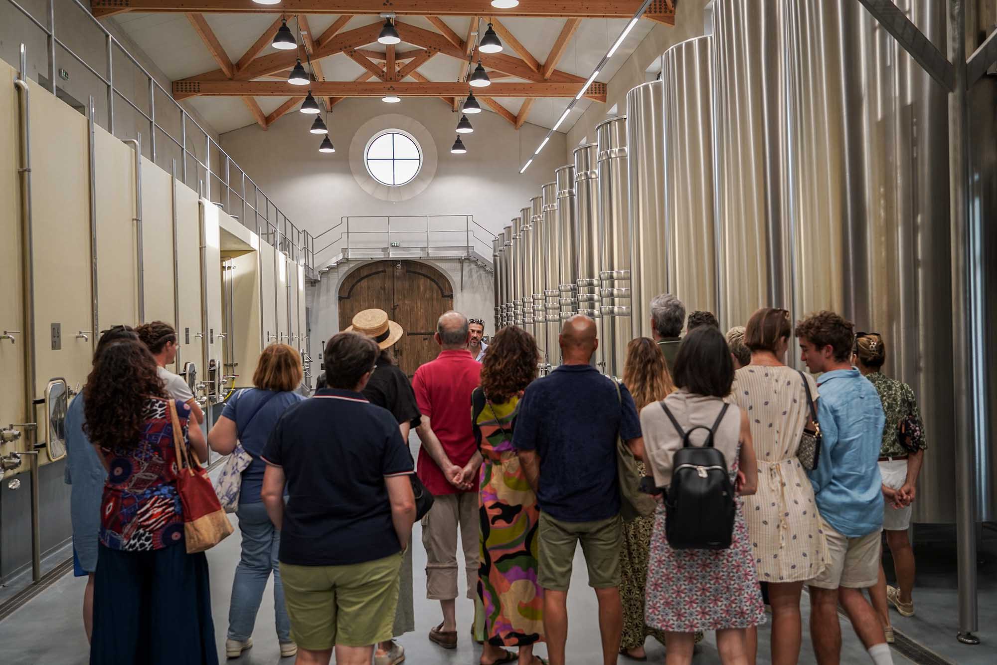 Dégustation de vins lors des Sunsets Vignerons Dégustation de vins et accords gourmands lors d'une soirée Sunsets Vignerons au Mas des Infermières dans le Luberon