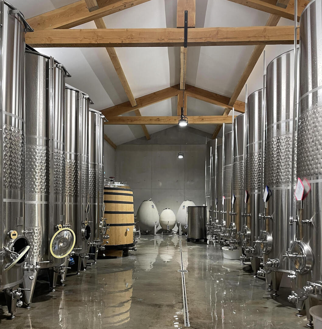 Dégustation de vins et accords charcuterie fromage lors d'une soirée Sunsets Vignerons au Château de Mille