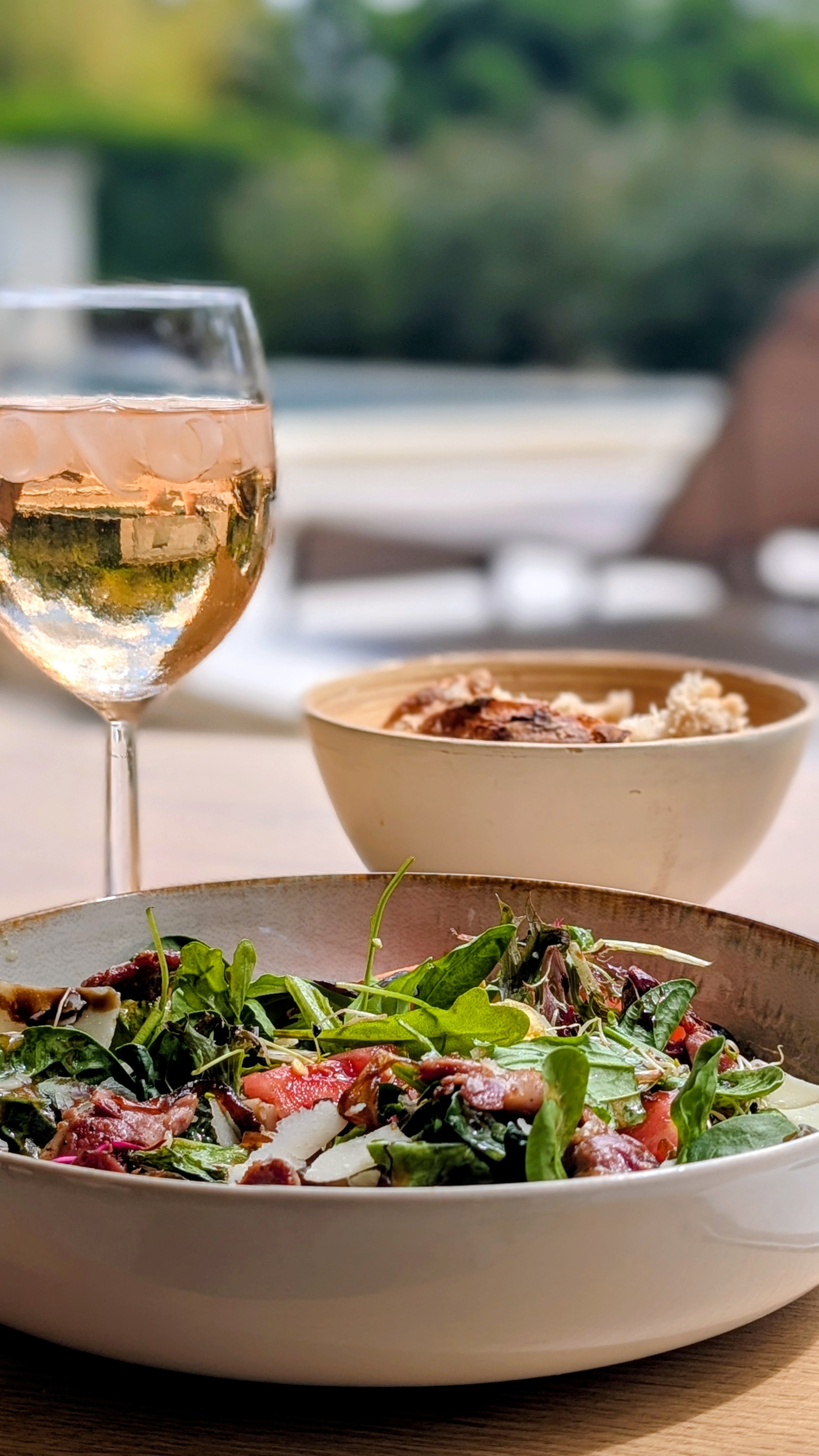 Le 901 au Domaine des Grès Luberon Déjeuner au bord de la piscine au restaurant Le 901 du Domaine des Grès Luberon