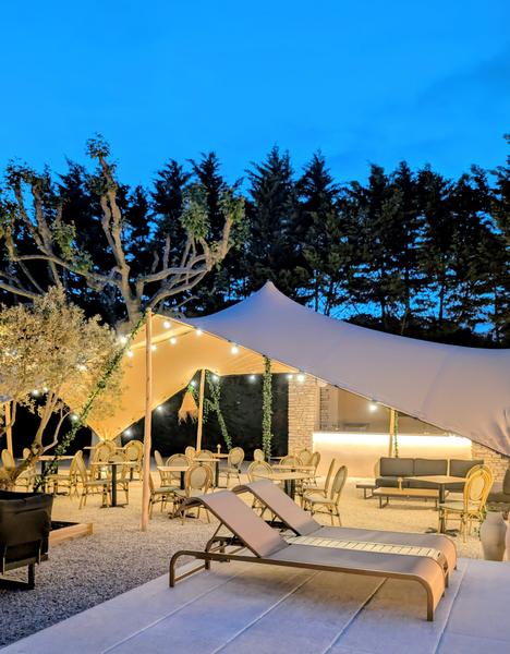Soirée au 901 au Domaine des Grès Terrasse du restaurant Le 901 au Domaine des Grès en soirée
