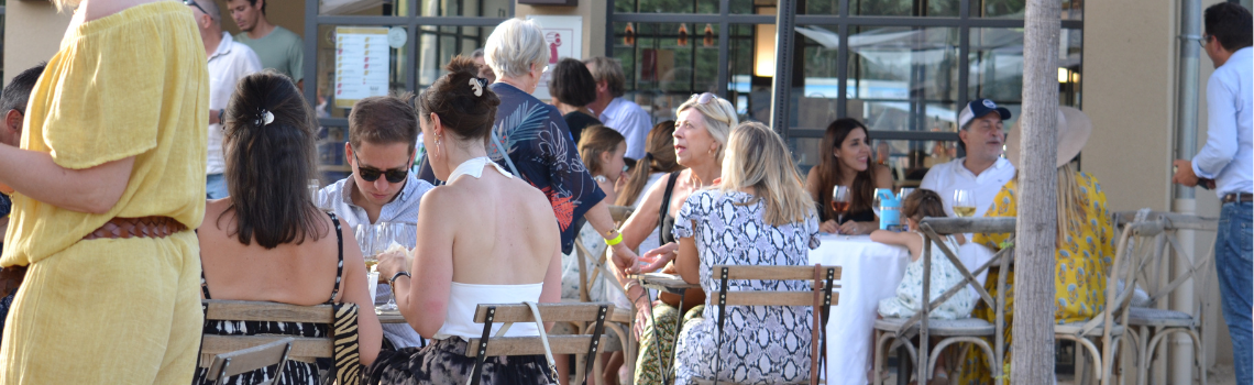 Soirée au Château de Sannes entre lavandes et vignes Terrasse du Château de Sannes pour une soirée concert au cœur des lavandes et des vignes