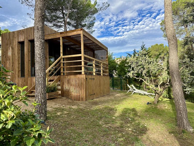 Cabane en bois Bird in Provence à Cavaillon avec terrasse couverte et jardin arboré