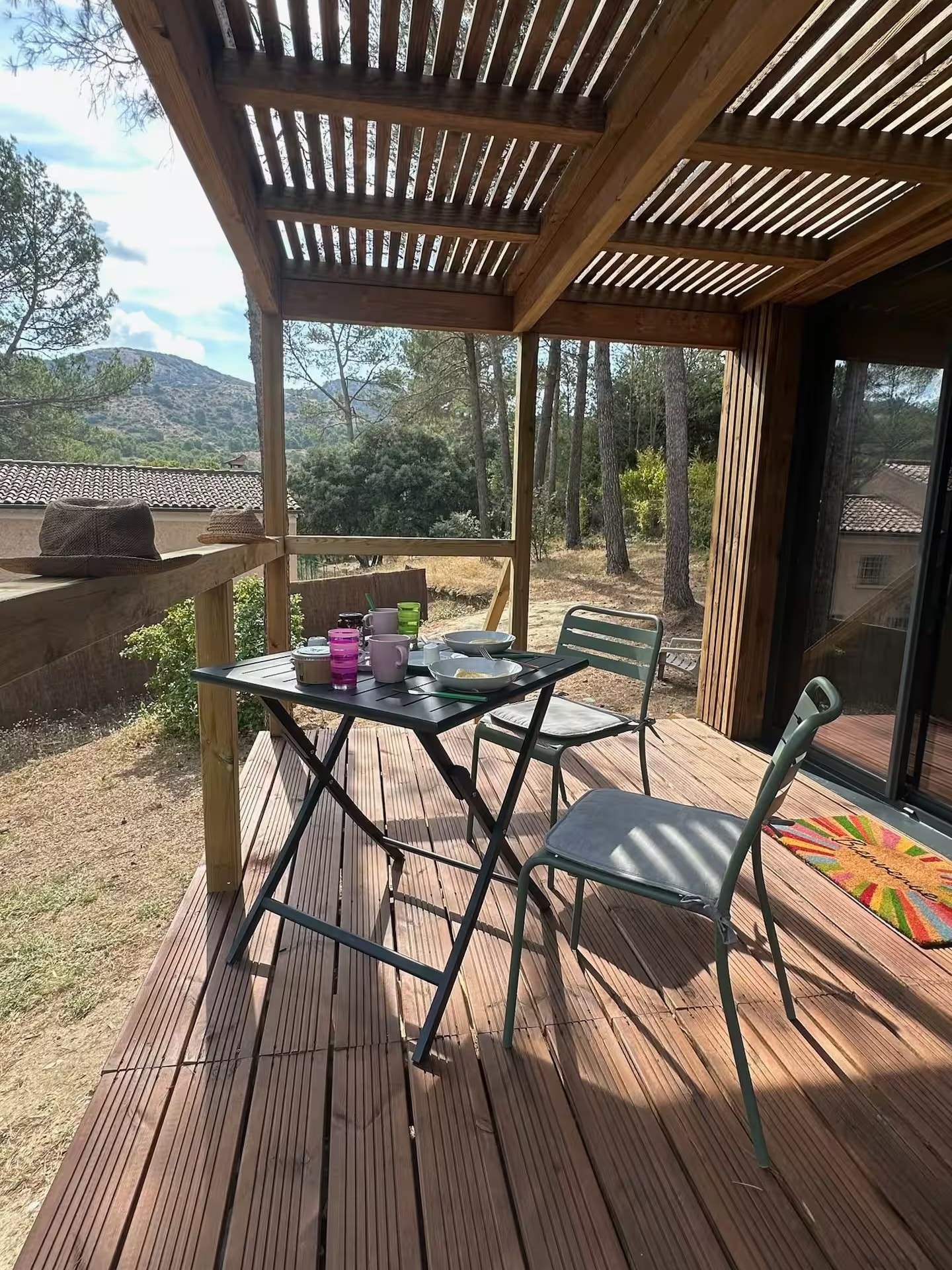 Terrasse en bois de Bird in Provence avec table pour deux et vue sur les arbres