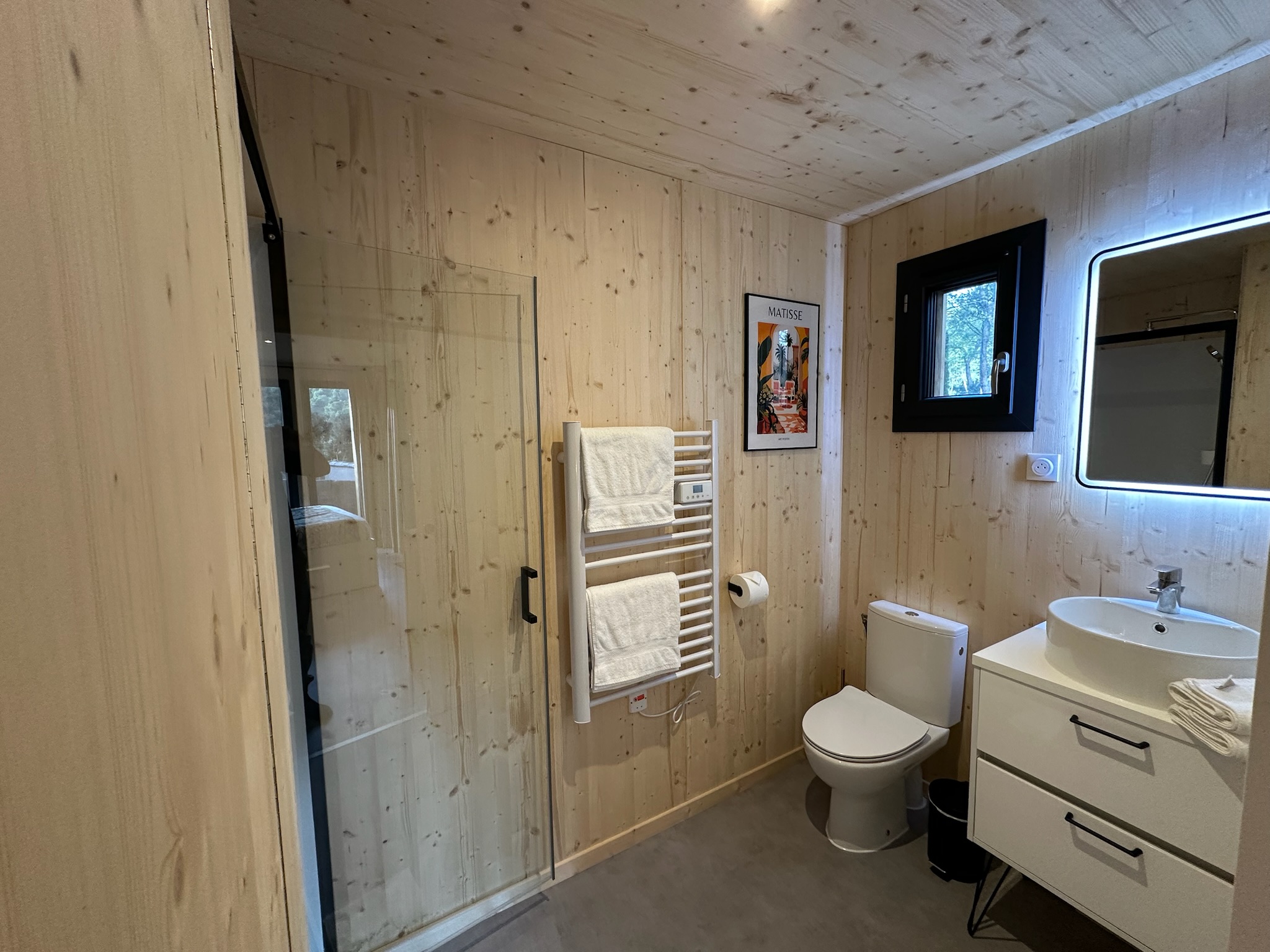 Salle d'eau de Bird in Provence avec douche vitrée, vasque et WC