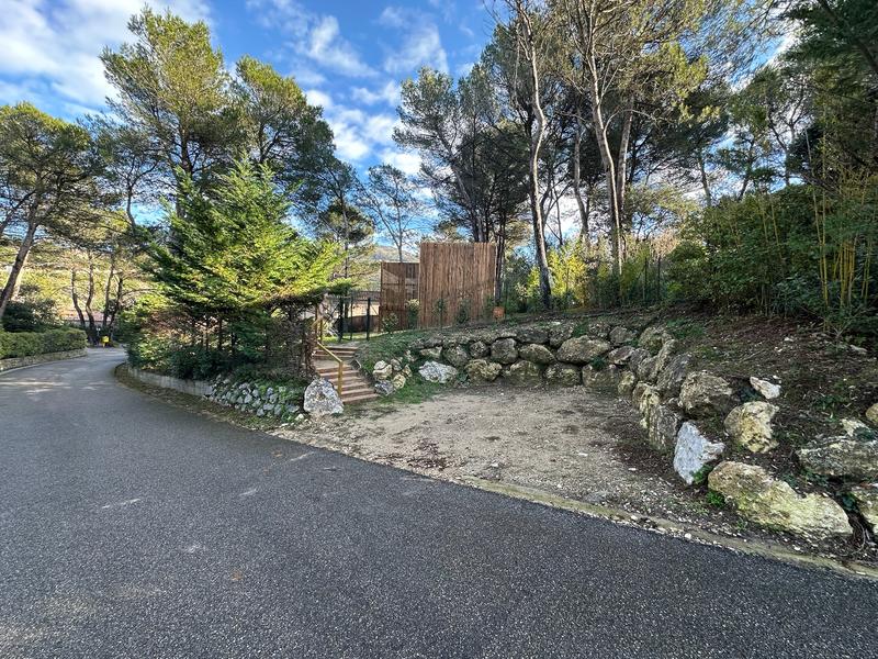 Façade en bois de Bird in Provence avec terrasse couverte et escalier extérieur