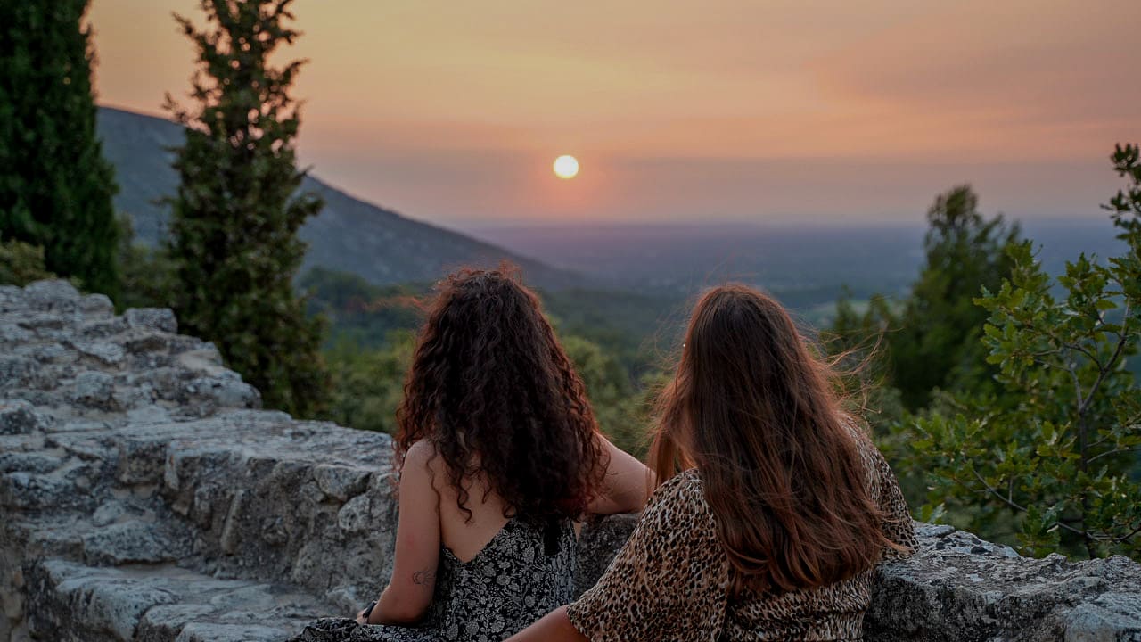Visite guidée au coucher du soleil dans le village du Vieil Oppède