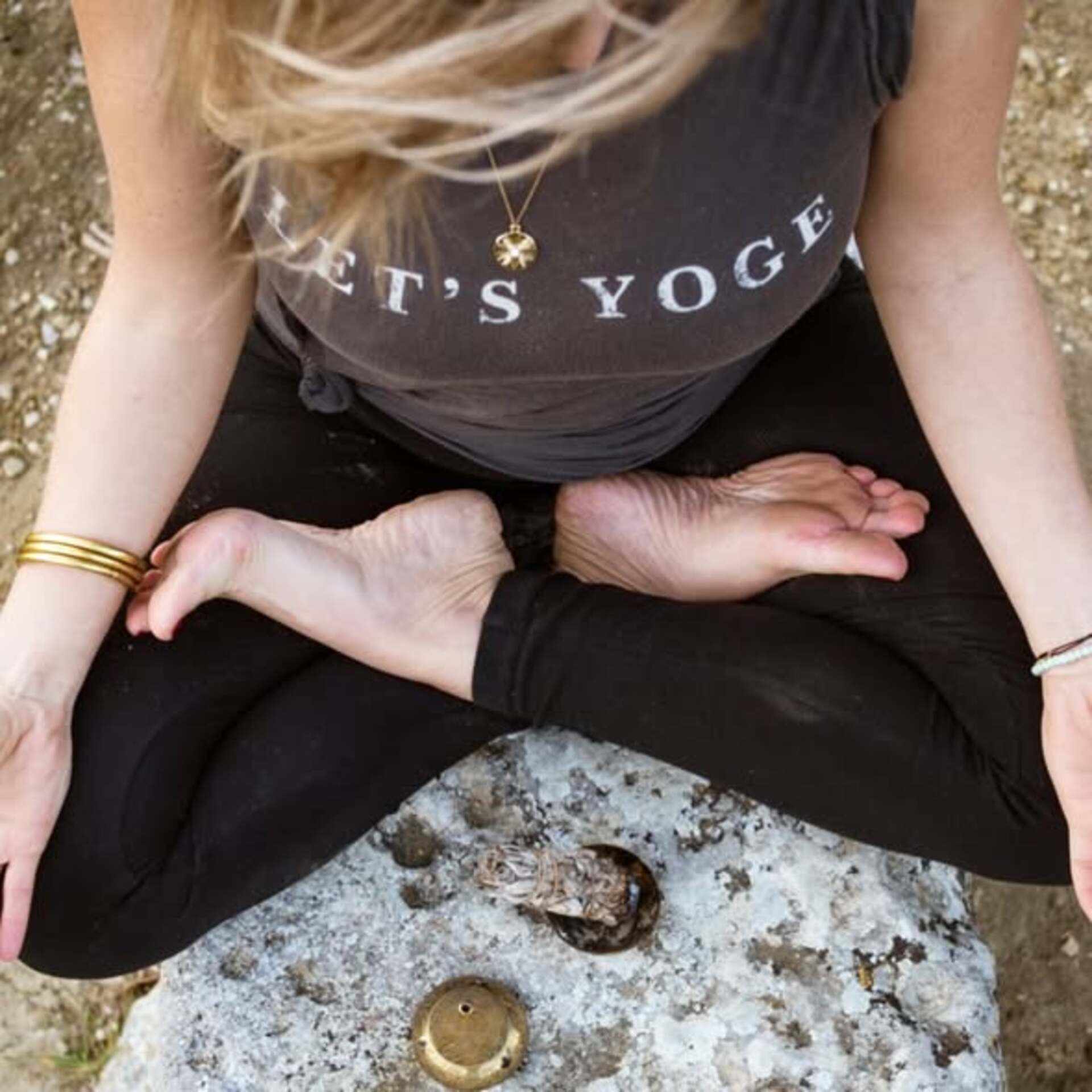 Yoga en plein air au Vieil Oppède Séance de yoga en plein air face au Luberon au Vieil Oppède