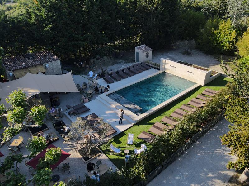 Piscine du Domaine des Grès Luberon Piscine du Domaine des Grès Luberon avec transats et jardins