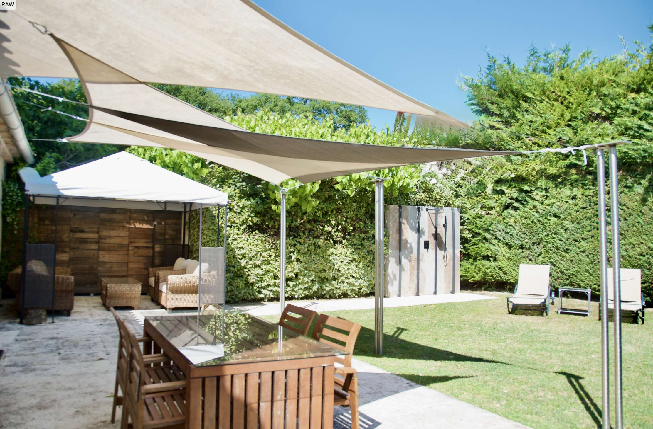 Terrasse privée ombragée des Cerisiers à Oppède Terrasse privée des Cerisiers à la Maison Bertuli, devant la façade en pierre