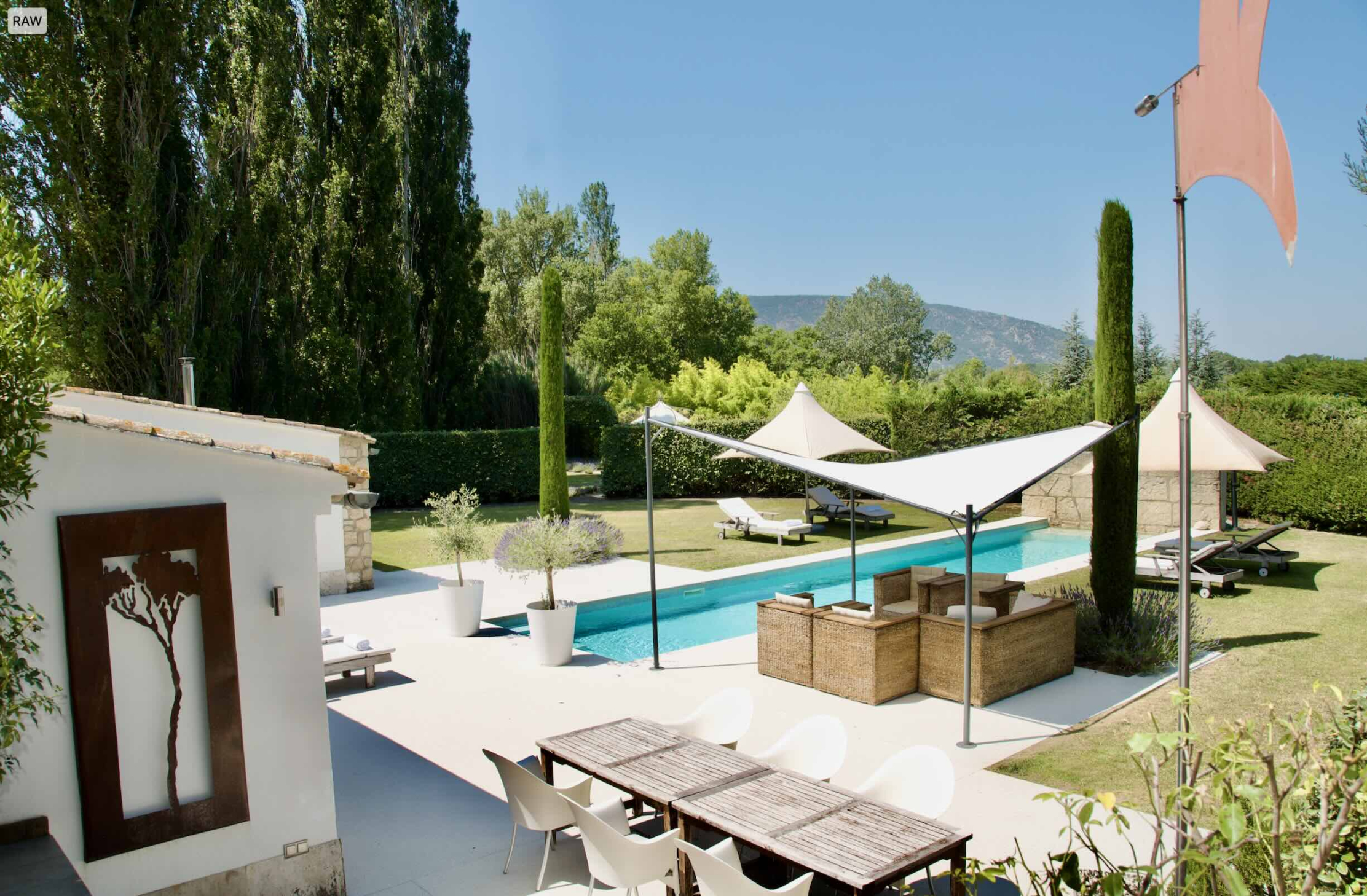 Piscine de nage, terrasses et vue sur le Luberon aux Cerisiers à Oppède Piscine de nage et terrasses des Cerisiers avec vue sur le massif du Luberon