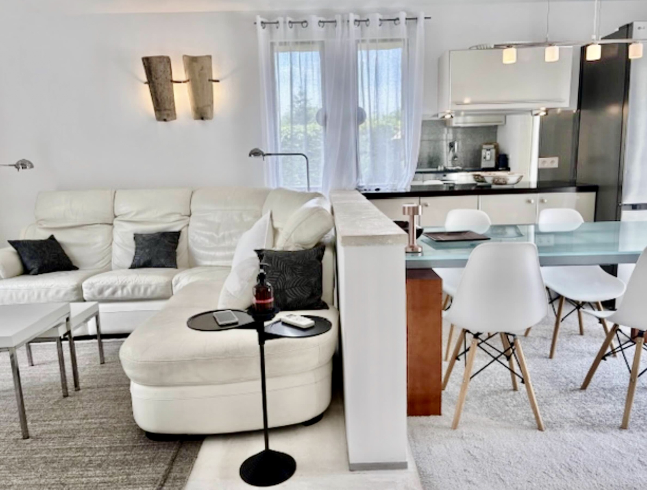 Salle à manger design avec accès terrasse – maison Les Oliviers en Luberon Salle à manger moderne avec table en verre et accès direct à la terrasse et au jardin dans la maison Les Oliviers à Oppède