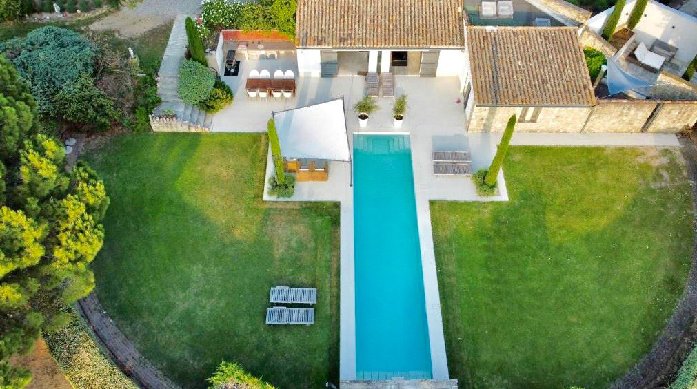 Maison Les Oliviers à Oppède - location de charme avec piscine et vue sur le Luberon Vue aérienne de la maison Les Oliviers à Oppède, avec piscine de nage chauffée, terrasse contemporaine et jardin, face au massif du Luberon