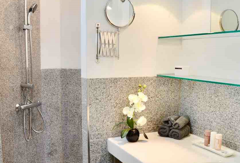 Salle de bain en granit avec douche italienne - maison Les Oliviers à Oppède Salle de bain contemporaine en granit avec douche à l’italienne dans la maison Les Oliviers à Oppède, en Luberon