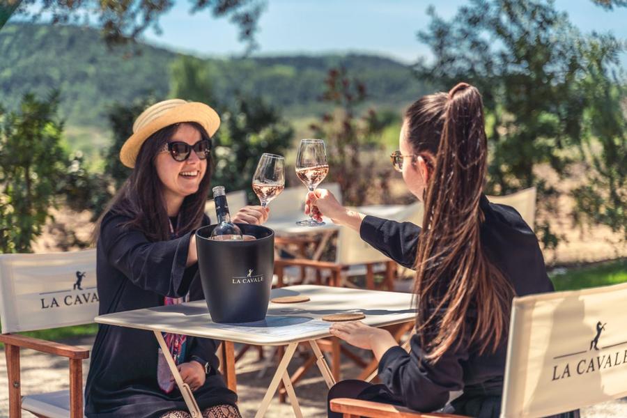 Terrasse de La Cavale dans le Luberon Terrasse de La Cavale à Cucuron avec vue sur le Luberon