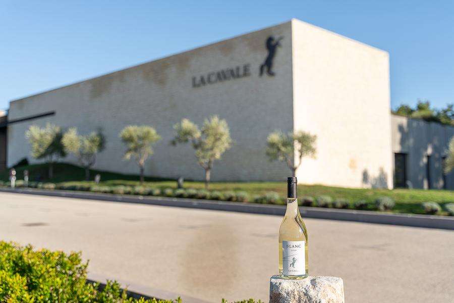 Boutique de La Cavale à Cucuron Boutique de La Cavale à Cucuron avec vins, produits locaux et épicerie fine
