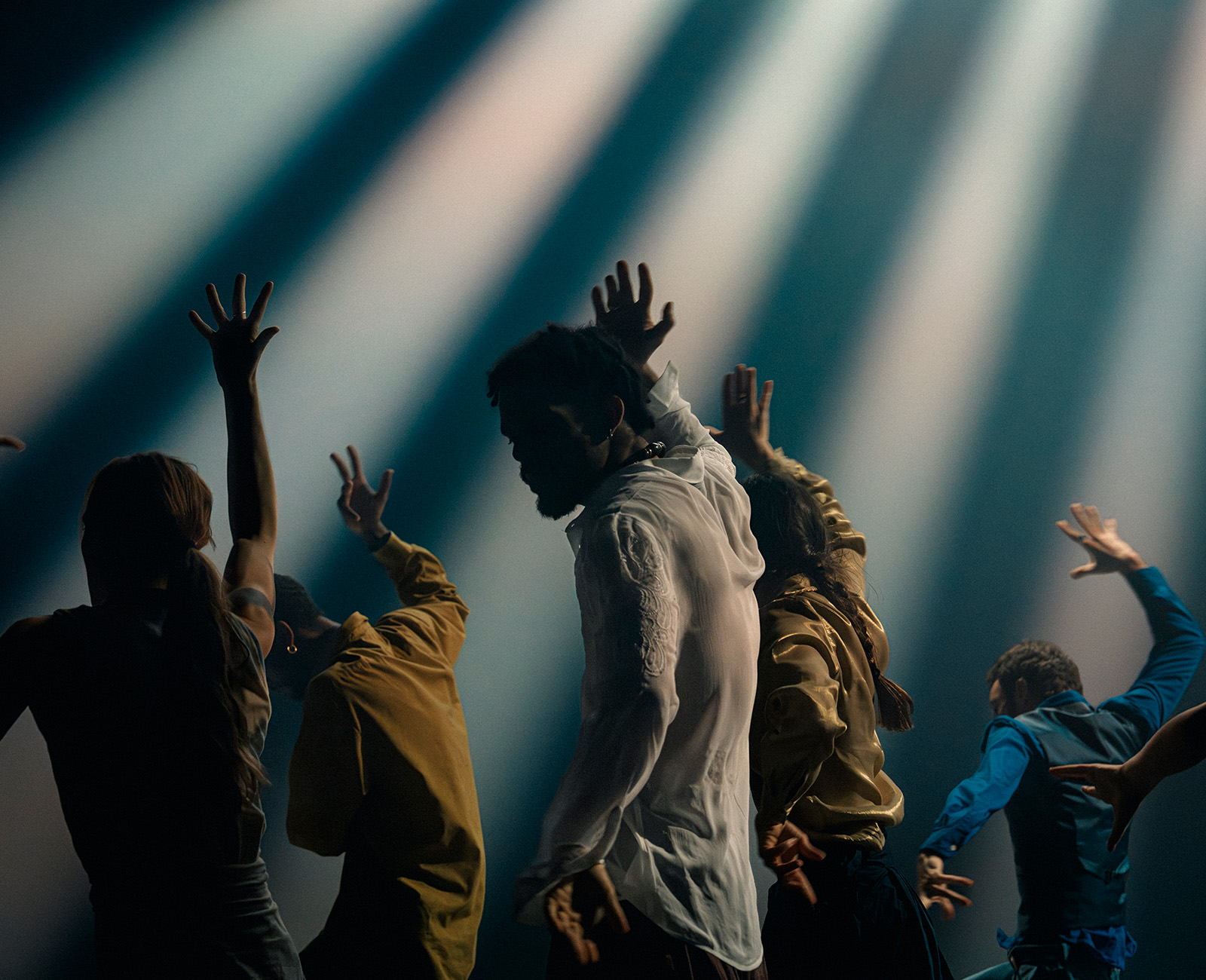 In the brain - danse, beat et transe Scène du spectacle In the brain avec danseur·ses en mouvement