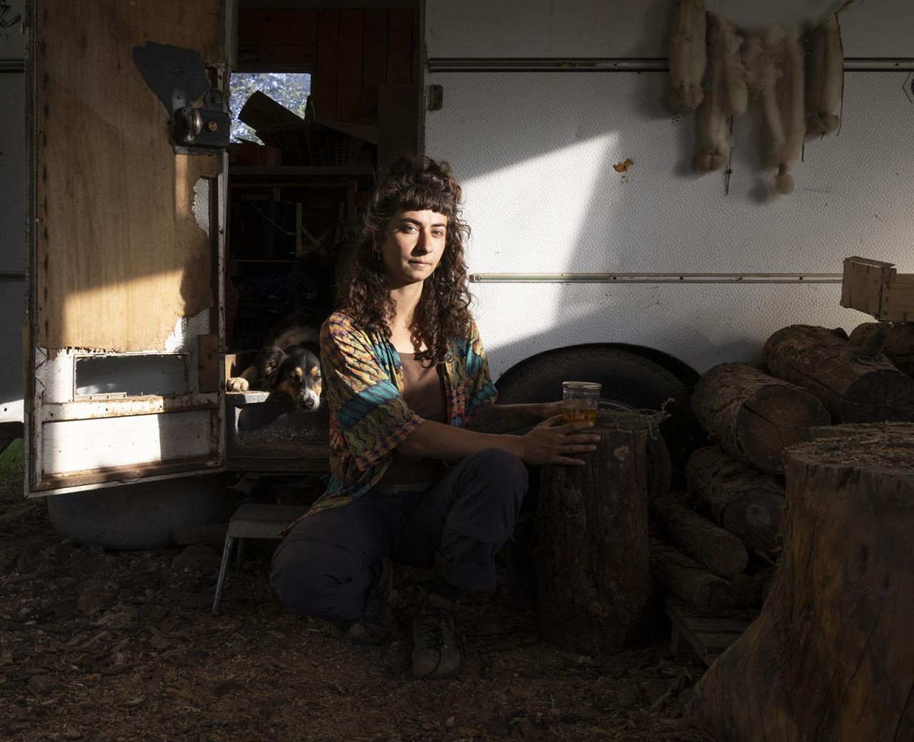 Portrait d’une ouvrière agricole présenté dans l’exposition Hors-Champs