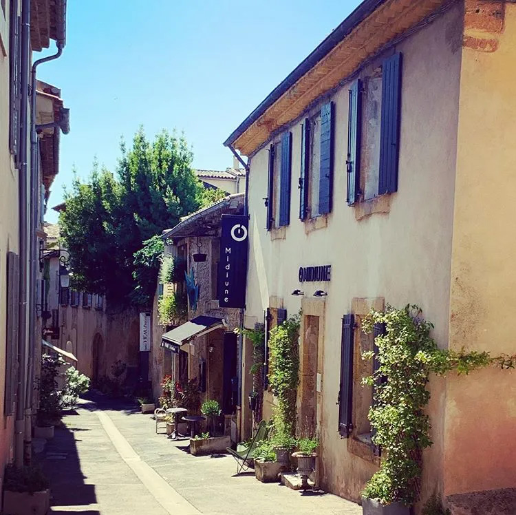 Rue de Lourmarin avec la Galerie Midiune