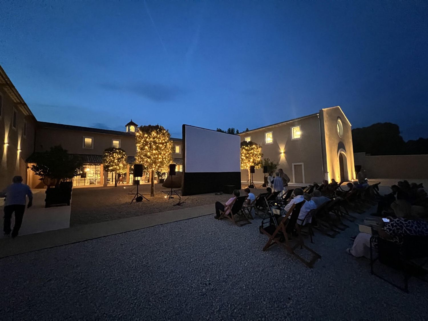 Projection de cinéma en plein air au Mas des Infermières dans le Luberon